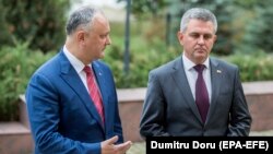 Președintele R. Moldova Igor Dodon (stânga) și Vadim Krasnoselsky, liderul regiunii transnistrene, la reședința oficială de la Holercani