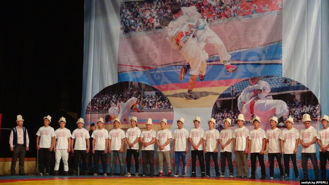 "Кыргыз улуттук классикалык күрөшү" боюнча Кыргызстандын биринчи чемпиондугунун катышуучулары. 26-ноябрь, 2014-ж. Бишкек.