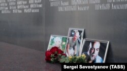 Цветы у Дома журналиста в память о Джемале, Расторгуеве и Радченко