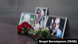 Цветы у Дома журналиста в память о Орхане Джемале, Кирилле Радченко и Александре Расторгуеве, убитых в Центральноафриканской Республике