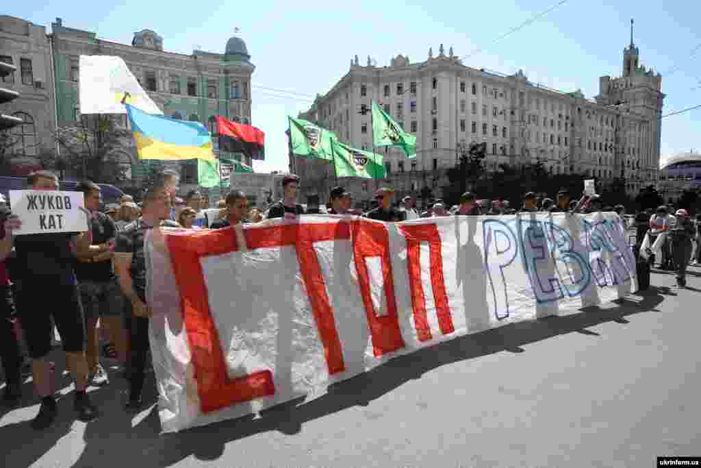 Учасники пікетування сесії Харківської міської ради, на якій депутати проголосували &nbsp;за повернення проспекту імені Петра Григоренка імені маршала Жукова. Харків, 19 червня 2019 року . БІЛЬШЕ ПРО ЦЕ