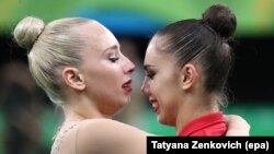 Ritmik gimnastlar Margarita Mamun (sağda) və Yana Kudryavtseva Rusiyaya 1 qızıl, 1 gümüş medal qazandırıblar