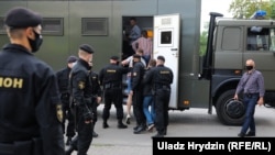 Затримання людей, які прийшли подати скаргу в ЦВК Білорусі, Мінськ, 15 липня 2020 року