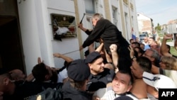 Хорватские демонстранты уничтожают наименования на кириллице (2 сентября, 2013 года, Вуковар)
