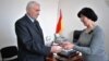 Председатель Центризбиркома Бела Плиева лично вручила первое кандидатское удостоверение официально зарегистрированному кандидату