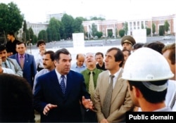 Tajik President Emomali Rahmon and Mahmadsaid Ubaidulloev talking to construction workers in Dushanbe. (file photo)