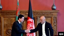 Türkmenistanyň we Owganystanyň prezidentleri G.Berdymuhamedow (ç) we A.Ghani (s), Kabul, 27-nji awgust, 2015. 