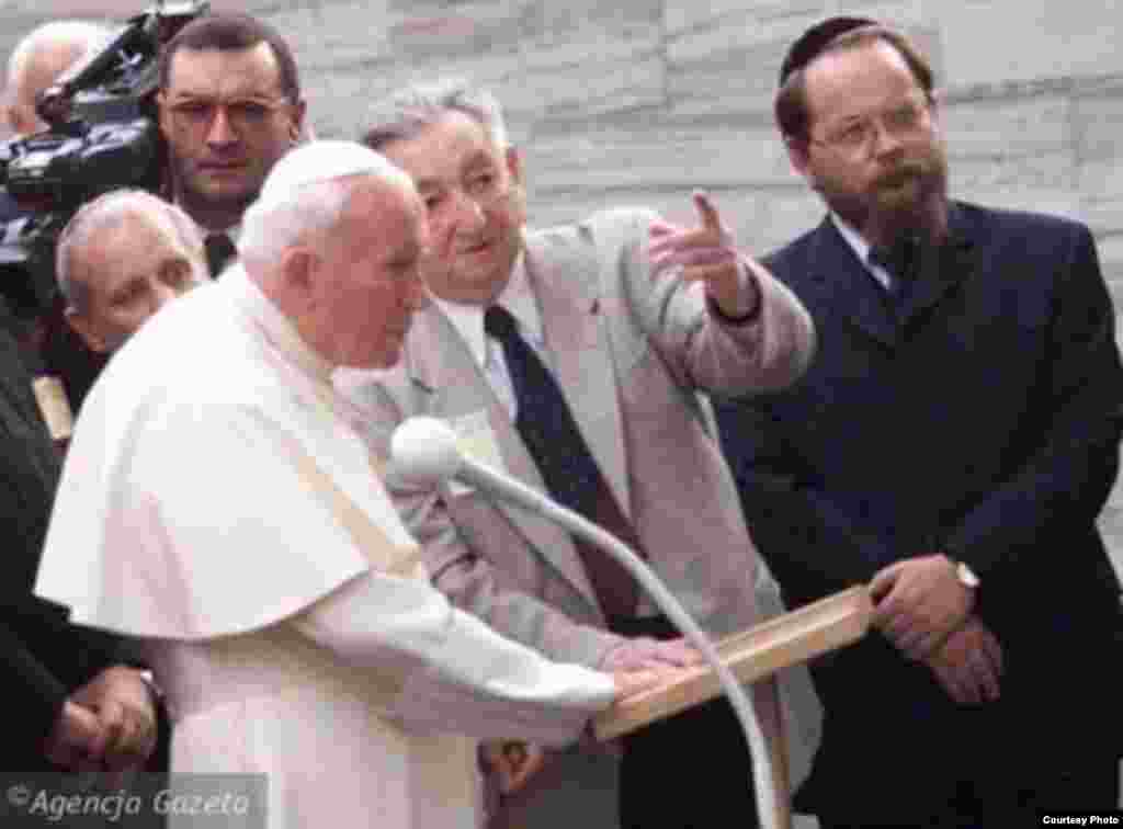 Марек Эдельман и Иоанн Павел II на Умшлагплац в Варшаве, 2002 г.