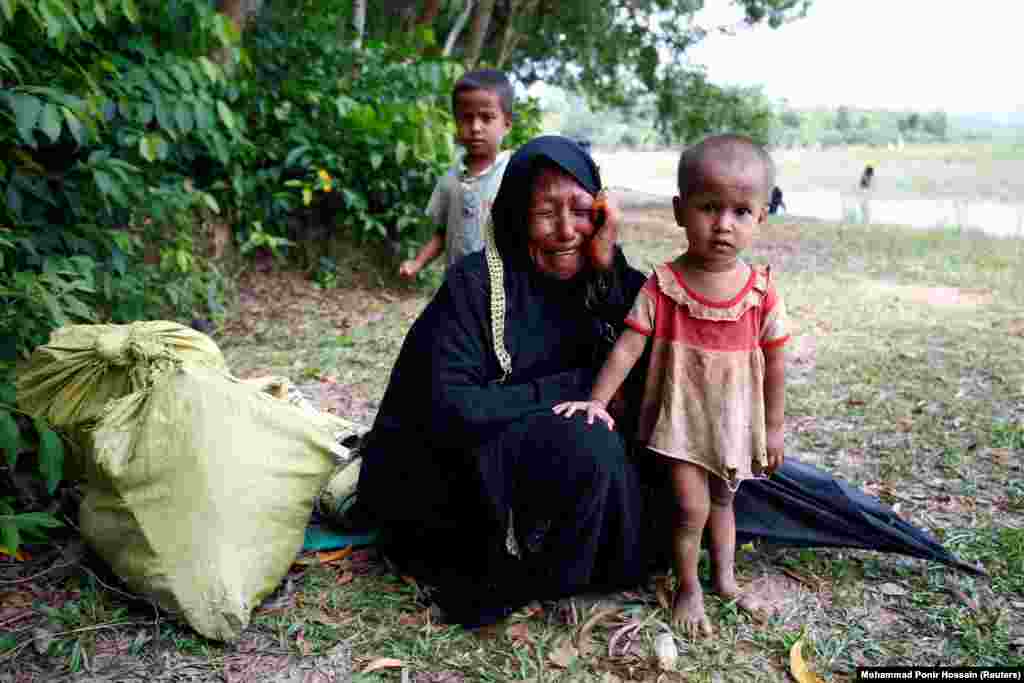 A Rohingya woman cries with her child after Bangladeshi border guards detained them in Cox's Bazar.