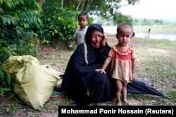 Біженці рохінджа, що незаконно перебралися до Бангладеш, плачуть: їх затримали і не пускають далі прикордонники, 28 серпня 2017 року