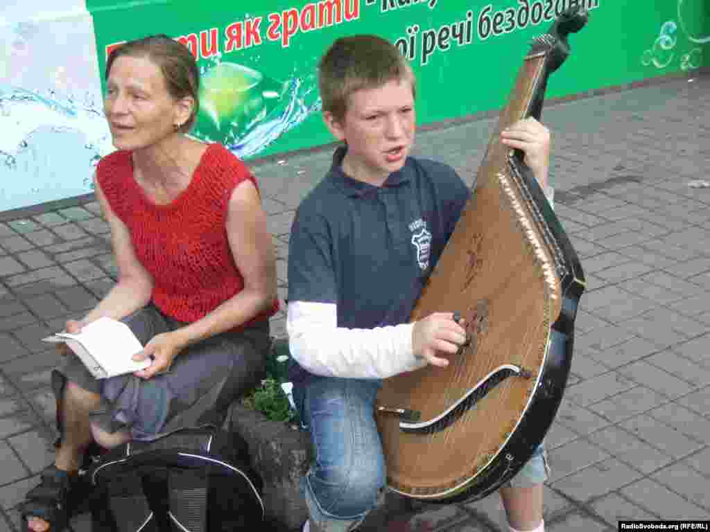 Украина. Подростки на одной из центральных улиц Киева