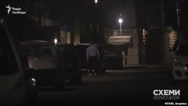 14 квітня журналісти знову помітили гендиректора “1+1” Олександра Ткаченка, який цього разу прийшов додому до Коломойського 14 квітня журналісти знову помітили гендиректора “1+1” Олександра Ткаченка, який цього разу прийшов додому до Коломойського