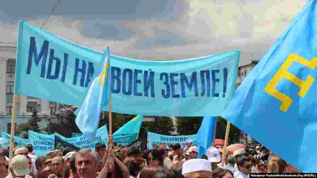 Митинг в День памяти жертв депортации крымскотатарского народа из Крыма на центральной площади Симферополя, 2013 год