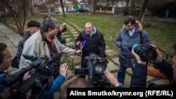 Микола Семена біля будівлі суду в Сімферополі, березень 2017 року
