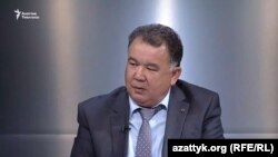Туйгунаалӣ Абдраимов, раиси ҳукумати вилояти Чуй бинобар таҳқири хабарнигор аз мақомаш барканор шуд.