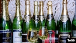 Як повідомляє російська служба Радіо Свобода, корпорація Moet Hennessy - один з найбільших виробників шампанського – вже повідомила партнерам, що зупиняє постачання своєї продукції у Росію
