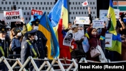 Під час акції протесту проти агресії Росії щодо України біля російського посольства в Японії. Токіо, 23 лютого 2022 року 