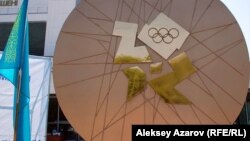 Памятник олимпийской медали. Алматы, 15 августа 2012 года.