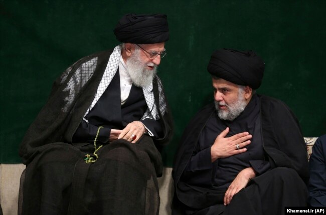 Lideri suprem i Iranit, Ayatollah Ali Khamenei (majtas) dhe kleriku shiit, Muqtada al-Sadr.