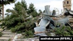 Aşgabatda täze gurluşyklar sebäpli çapylan saýaly agaçlar.