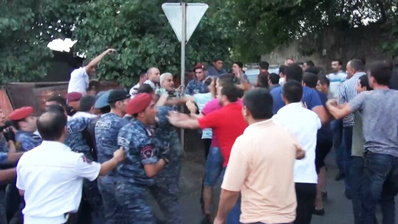 Սարիթաղցիների գործով տուժող ոստիկանը մեկ ժամից ավելի հարցաքննվեց