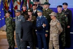 Президент Емманюель Макрон вітає начальника штабу сил Євросоюзу в Брюсселі