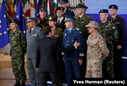 Президент Емманюель Макрон вітає начальника штабу сил Євросоюзу в Брюсселі