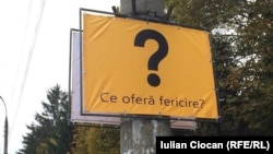 Întrebare retorică pe un stâlp la Chișinău.