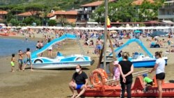 Итальянцы на пляже после снятия ограничений, введенных из-за COVID-19.