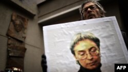 Plakat s fotografijom Ane Politkovskaje na skupu u njenu čast povodom osme godišnjice ubistva, 7. oktobra 2014. 