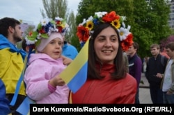 Люди собираются на украинский марш