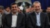 محمود احمدی نژاد (چپ) همراه با علی لاریجانی، رییس مجلس شورای اسلامی.