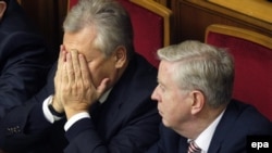 Former Polish President Aleksander Kwasniewski (left) and European Parliament ex-President Pat Cox attended the November 13 parliamentary session in Kyiv.