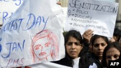Архивска фотографија: Протест пред судот во Њу Делхи каде што им се суди на обвинетите за групно силување на студентка на 3 јануари 2013