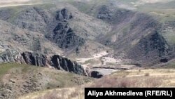 Горное ущелье, где находилось Кызылагашское водохранилище. Алматинская область, 23 апреля 2011 года.
