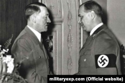 Адольф Гітлер (ліворуч) і Альфред Розенберг
