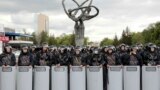 Қазақстан президентін сайлау күні көшеге наразылық білдіріп шыққан адамдардың жолын жауып тұрған полиция. Нұр-Сұлтан (қазіргі Астана), 10 маусым, 2019 жыл.