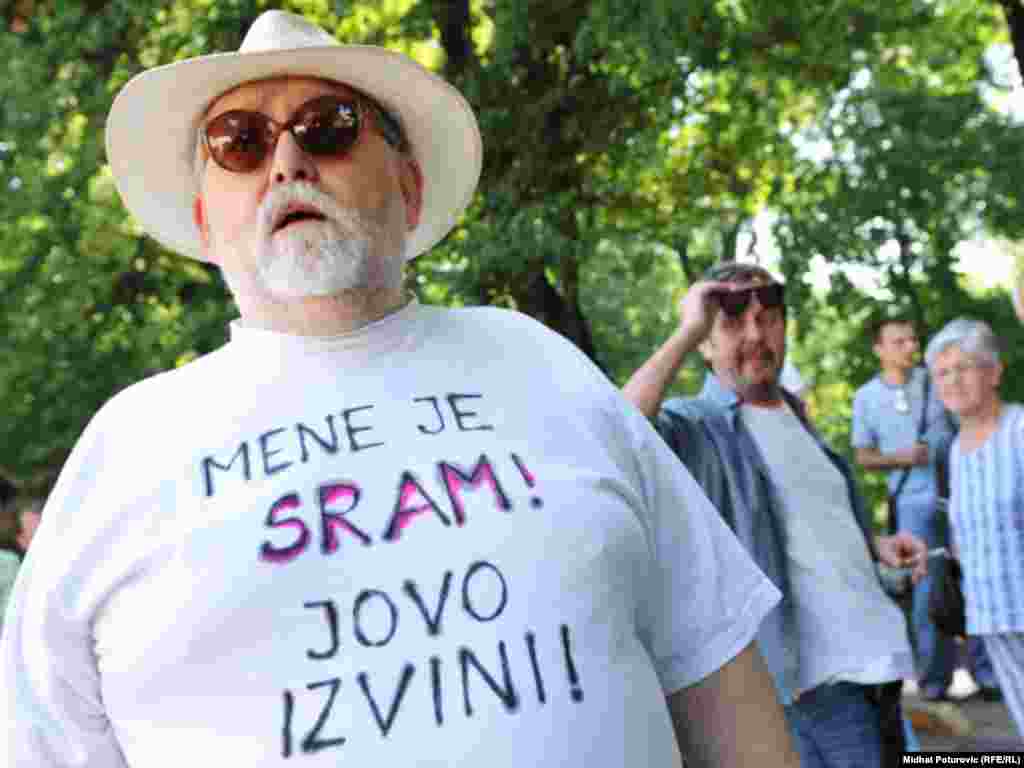BiH intelektualci također su organizirali skup podrške Jovanu Divjaku, Sarajevo, 13.07.2011. Foto: RSE / Midhat Poturović 