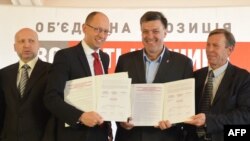 Олександр Турчинов, Арсеній Яценюк, Олег Тягнибок і Сергій Соболєв під час церемонії підписання угоди