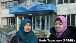 Карлыгаш Адасбекова (слева) и Дария Нышанова до начала оглашения приговора по их делу. Алматы, 27 января 2020 года.