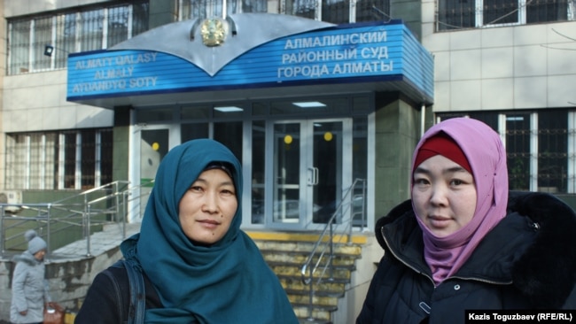 Карлыгаш Адасбекова (слева) и Дария Нышанова до начала оглашения приговора по их делу. Алматы, 27 января 2020 года.