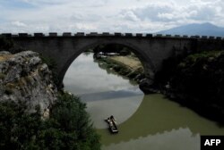 Një urë mbi Drinin e Bardhë, afër Gjakovës.