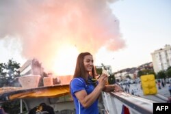 Pritja që i ishte bërë Majlindës në Kosovë, pasi ia pati siguruar vendit medaljen e parë olimpike.