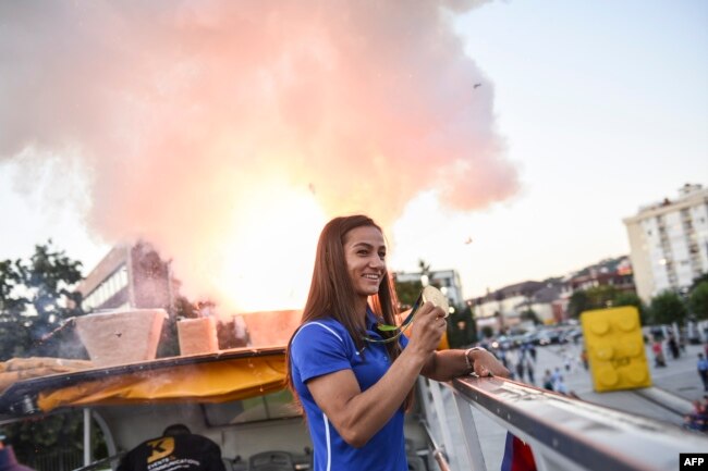 Pritja që i ishte bërë Majlindës në Kosovë, pasi ia pati siguruar vendit medaljen e parë olimpike.