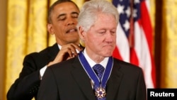 Президент США вручает медаль Свободы экс-президенту США Биллу Клинтону.Вашингтон, 20 ноября 2013 года.