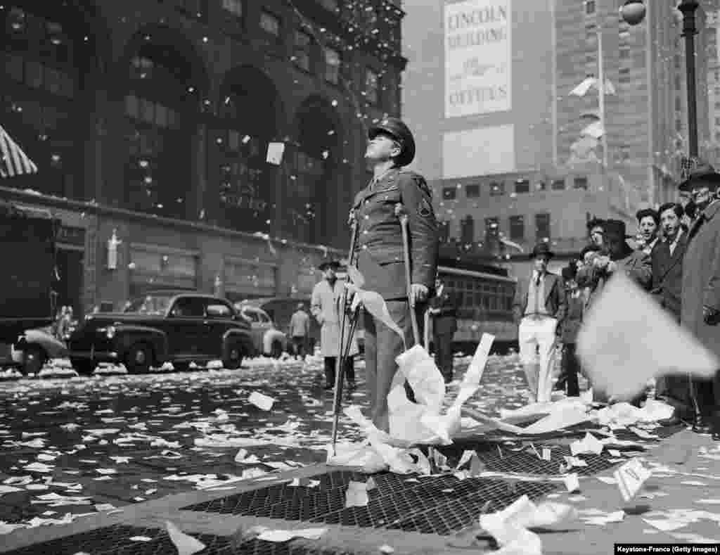 Раненият американски сержант Артър Мур сред всеобщата еуфория на 42-ра улица в Ню Йорк. Току-що е бил обявен краят на войната.
