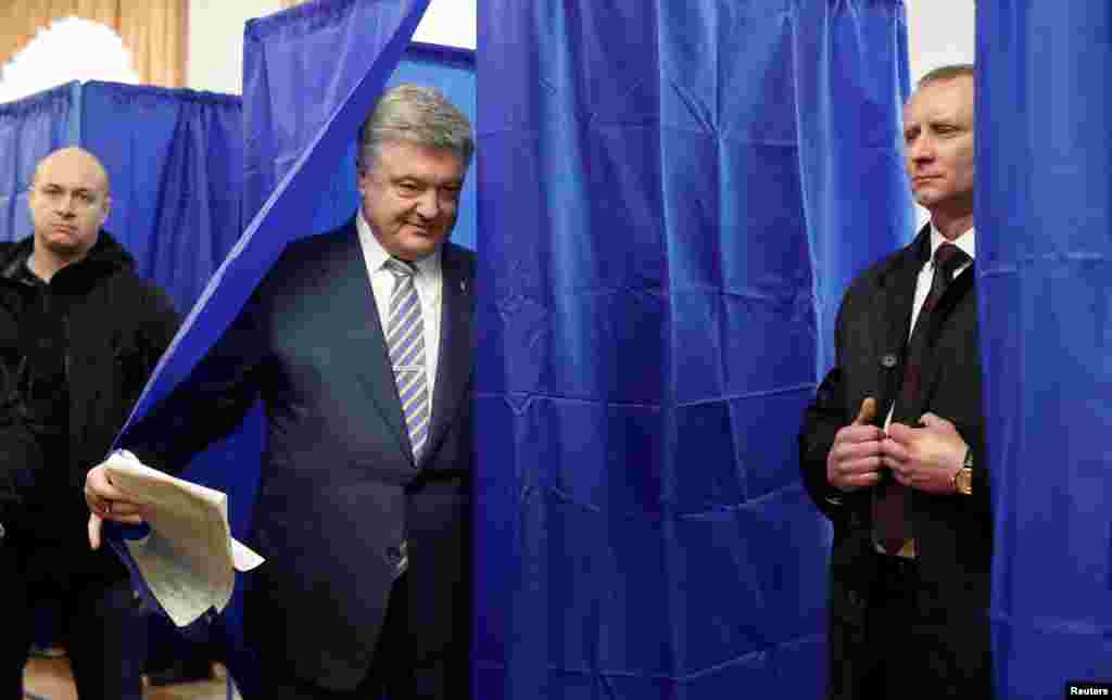 Кандидат у президенти Петро Порошенко виходить із кабіни для таємного голосування в Києві 