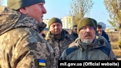 Міністр оборони України Олексій Резніков (праворуч)