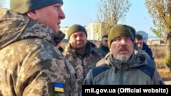Міністр оборони України Олексій Резніков (праворуч) під час поїздки до Бердянська 13 листопада 2021 року
