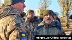 Министр обороны Украины Алексей Резников (справа) во время поездки в Бердянск 13 ноября 2021 года